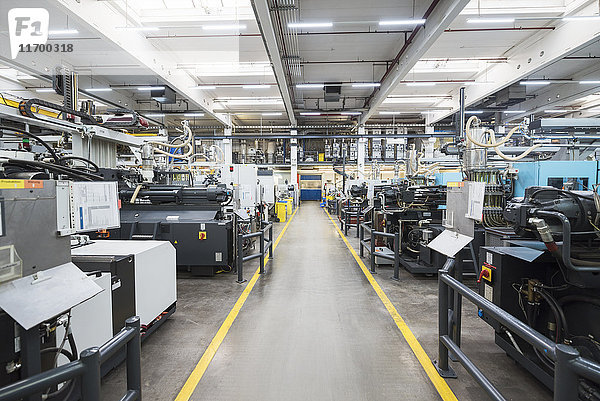 Maschinen in der Fabrikhalle