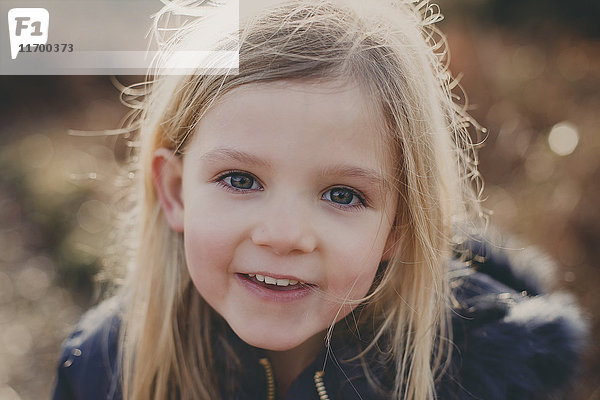 Porträt eines lächelnden Mädchens im Freien