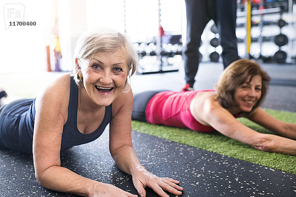 Zwei fitte Seniorinnen mit Spaß im Fitnessstudio
