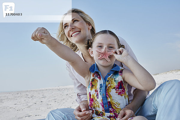 Glückliche Mutter mit Tochter am Strand