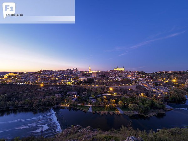 Spanien  Toledo  Stadtbild zur blauen Stunde