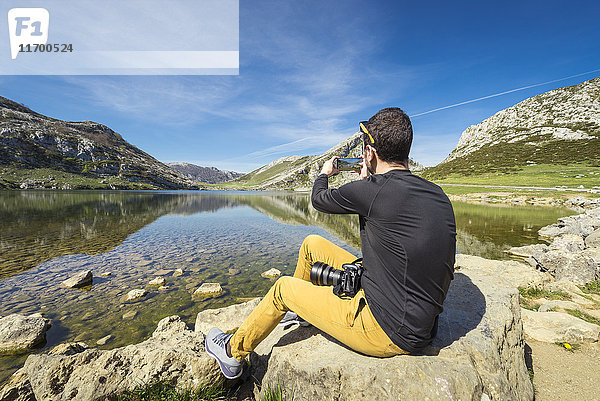 Spanien  Asturien  Picos de Europa Nationalpark  Mann fotografiert an den Seen von Covadonga