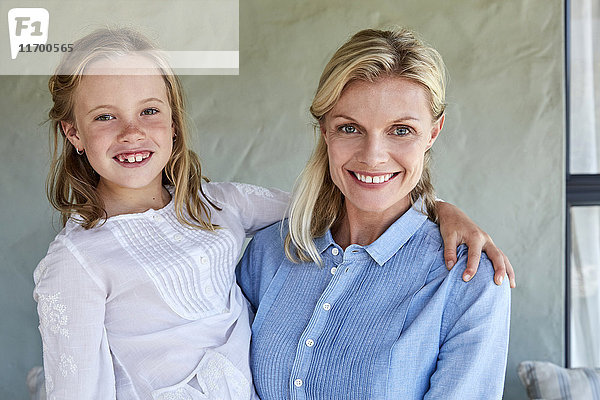 Porträt eines lächelnden kleinen Mädchens mit ihrer Mutter