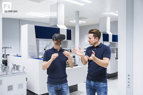 Zwei Männer im Prüfraum mit VR-Brille