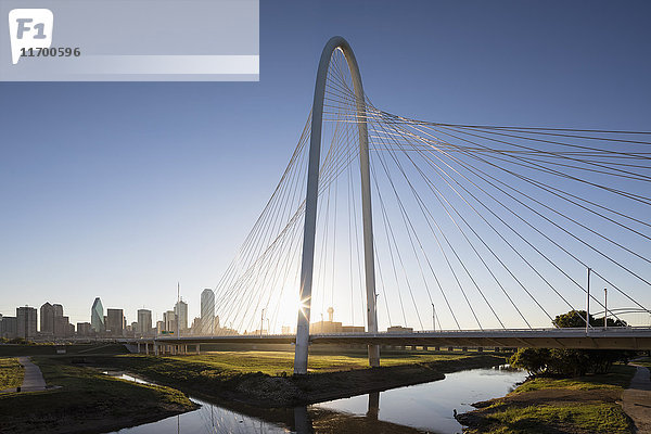 USA  Texas  Dallas  Margaret Hunt Hill Bridge und Skyline bei Sonnenaufgang