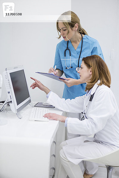 Zwei Ärzte im Gespräch am Computerbildschirm
