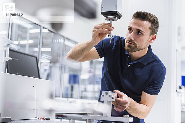 Menschliche Verstellmaschine im Prüfmittelraum