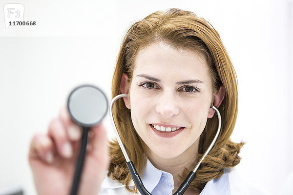 Porträt des lächelnden Arztes mit Stethoskop