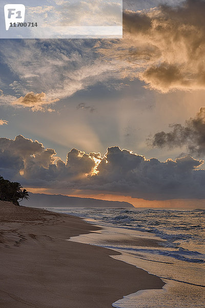 USA  Hawaii  Oahu  Sonnenuntergang und Surfen am Sunset Beach