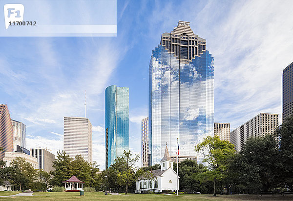 USA  Texas  Houston  Sam Houston Park  St. John's Church und Skyline