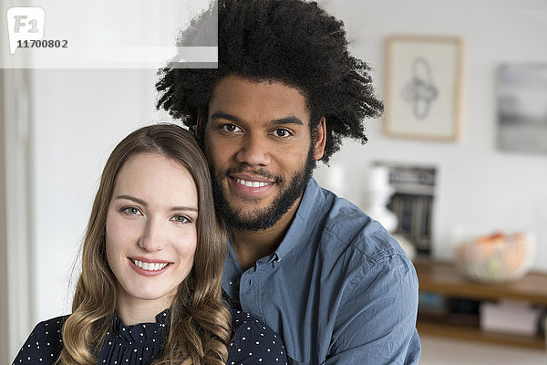 Porträt eines lächelnden Paares mit Blick in die Kamera