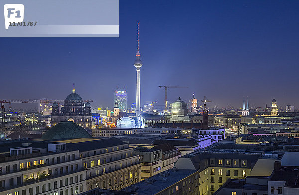 Deutschland  Berlin  Skyline mit Fernsehturm bei Nacht