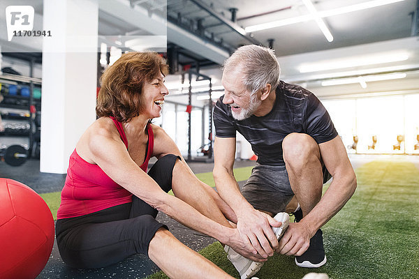 Glückliches Seniorenpaar beim Training im Fitnessstudio