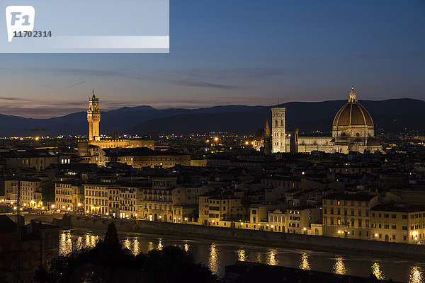 Italien  Florenz  Stadtbild mit Palazzo Vecchio und Basilika Santa Maria del Fiore in der Abenddämmerung
