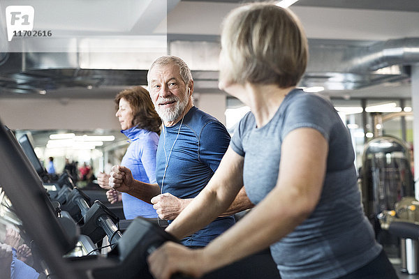 Gruppe von fit Senioren auf Laufbändern im Fitnessstudio