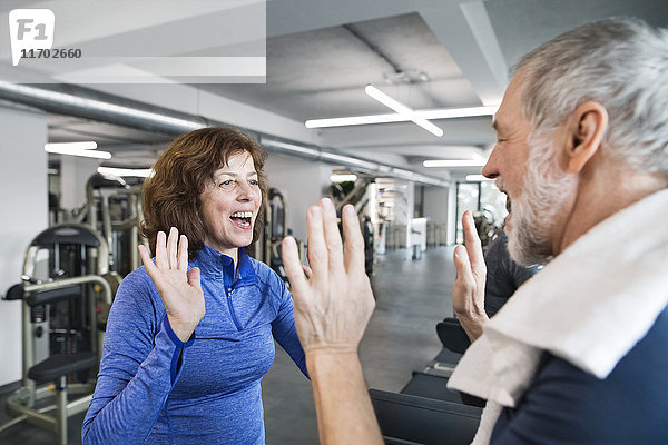 Fröhliche Seniorinnen und Senioren nach dem Training im Fitnessstudio