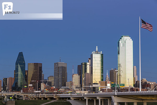 USA  Texas  Dallas Skyline zur blauen Stunde