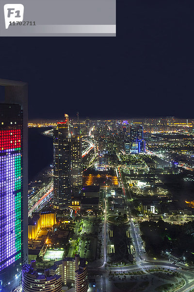 VAE  Skyline von Abu Dhabi bei Nacht