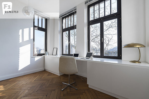 Leerer Raum mit Stuhl und großem Panoramafenster