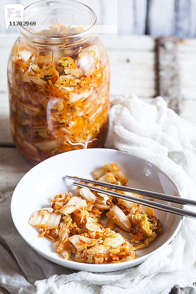 Hausgemachte koreanische Kimchi mit Chinakohl  Frühlingszwiebeln und Karotten