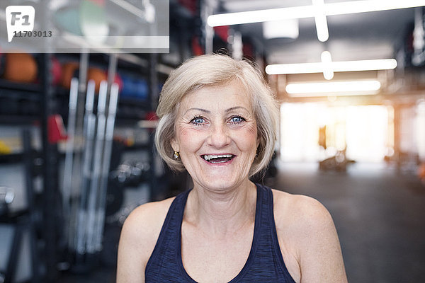 Porträt der glücklichen Seniorin im Fitnessstudio
