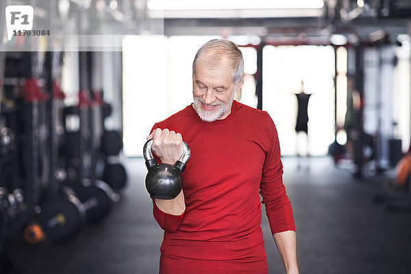 Seniorengymnastik mit Kettlebell im Fitnessstudio