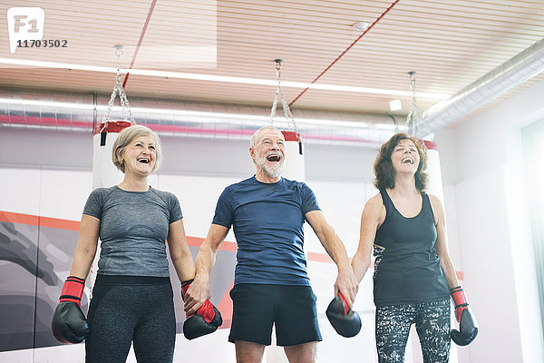 Gruppe von glücklichen Senioren  die in der Turnhalle trainieren  Boxen