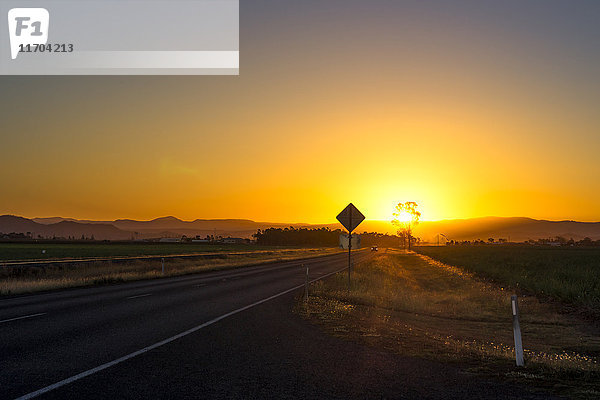Australien  Queensland  Landschaft bei Mackay  Straße bei Sonnenuntergang