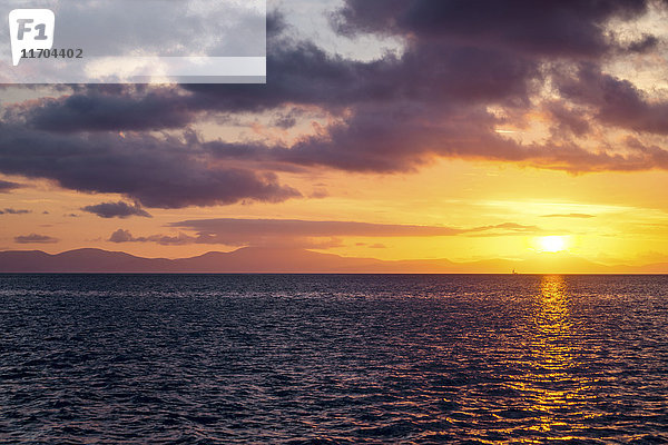 Australien  Queensland  Whitsunday Island  Sonnenuntergang über dem Meer