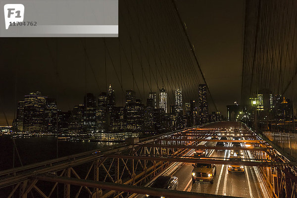 USA  New York City  Verkehr auf der Brücke bei Nacht