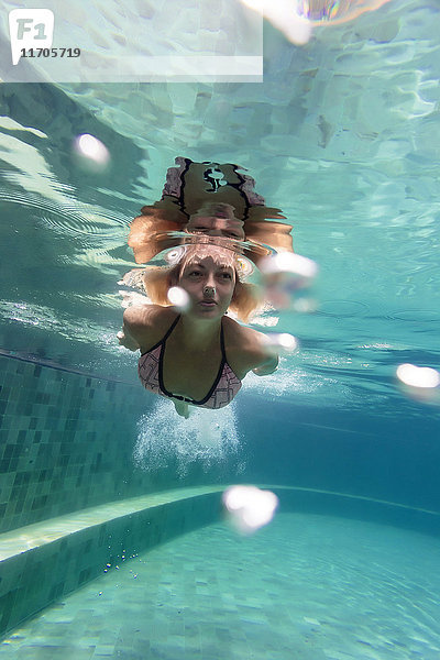 Frau unter Wasser im Schwimmbad