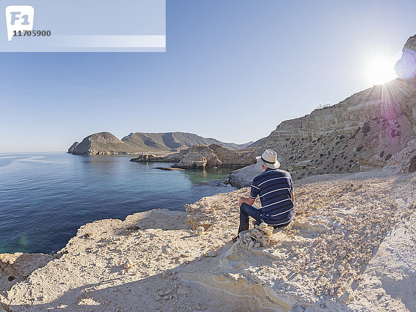Spanien  Andalusien  Cabo de Gata  Rückansicht des Menschen mit Blick aufs Meer