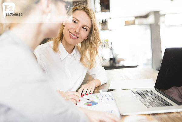 Zwei Unternehmerinnen arbeiten gemeinsam am Projekt