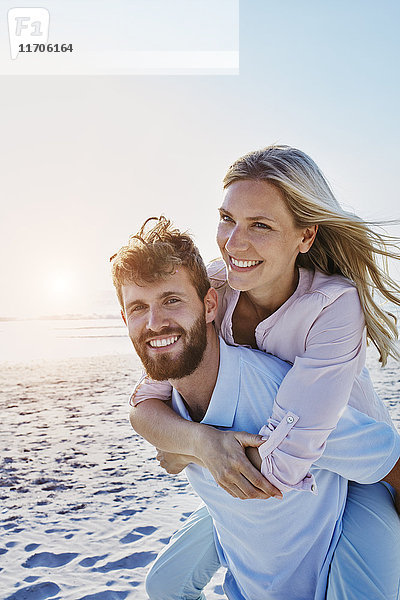 Porträt eines glücklichen Paares am Strand