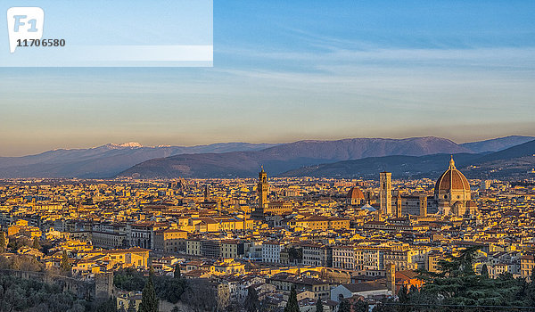Italien  Florenz  Stadtbild mit Palazzo Vecchio und Basilika Santa Maria del Fiore bei Sonnenaufgang