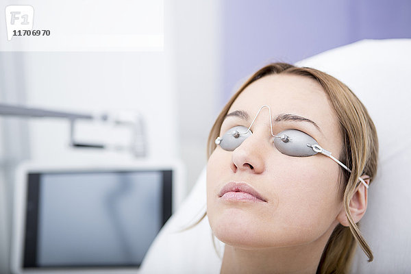 Frau in der Arztpraxis mit Schutzbrille