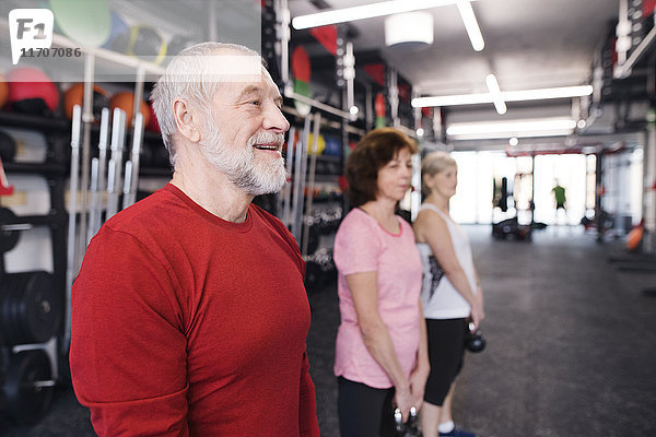 Gruppe von fit Senioren im Fitnessstudio mit Kettlebells