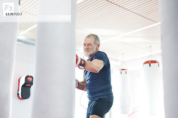 Fit Senior Mann in Boxhandschuhen kämpfen
