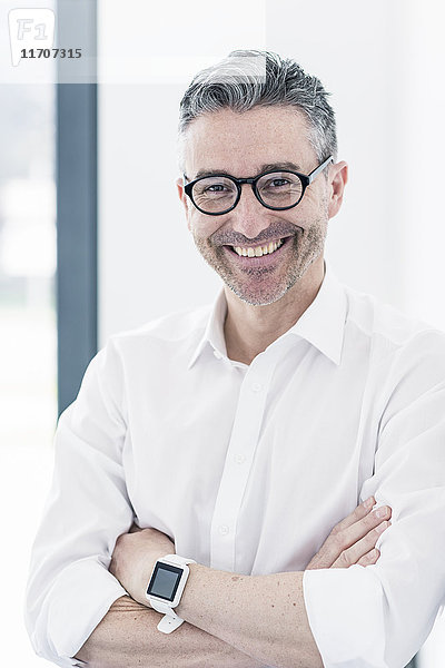 Porträt eines lächelnden Geschäftsmannes mit smartwatch und Brille