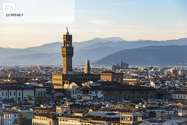 Italien  Florenz  Stadtbild mit Palazzo Vecchio bei Sonnenuntergang