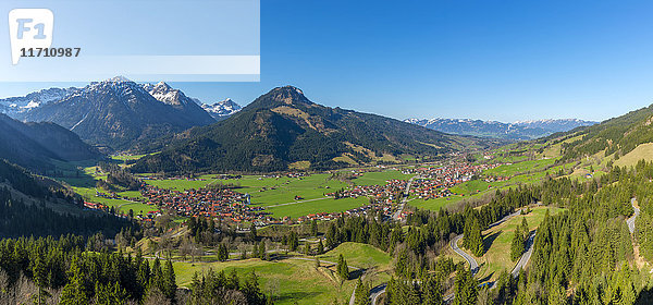 Deutschland  Bayern  Blick ins Ostrachtal mit Bad Hindelang  Bad Oberdorf und Imberger Horn