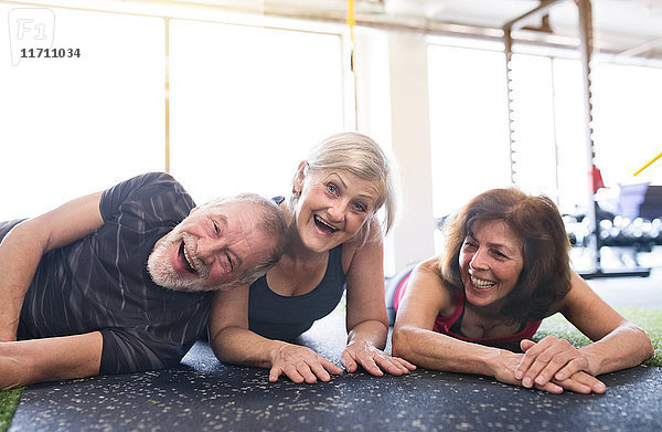 Seniorenfreunde mit Spaß im Fitnessstudio