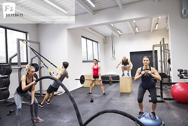 Gruppe von Sportlern  die im Fitnessstudio trainieren