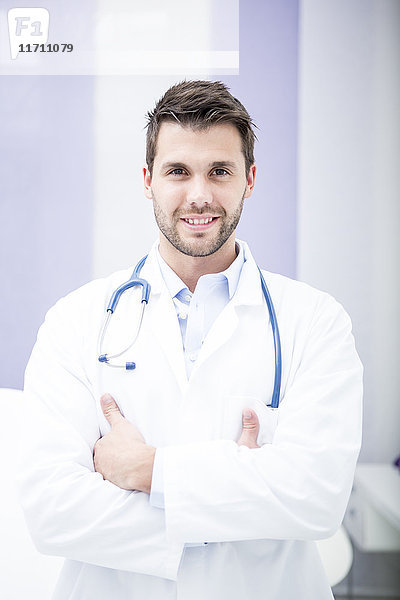 Porträt des lächelnden Arztes in der Praxis