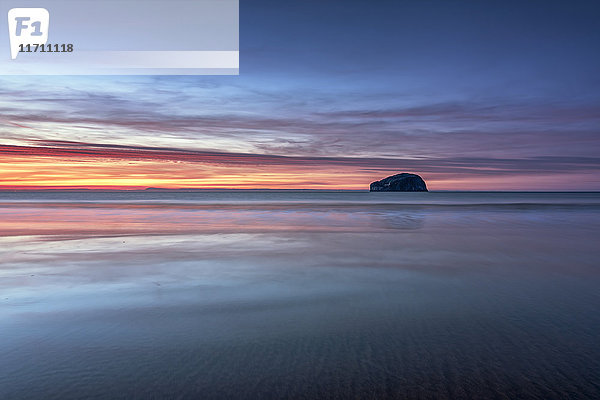 UK  Schottland  East Lothian  Bass Rock bei Sonnenuntergang am Strand von Seacliff