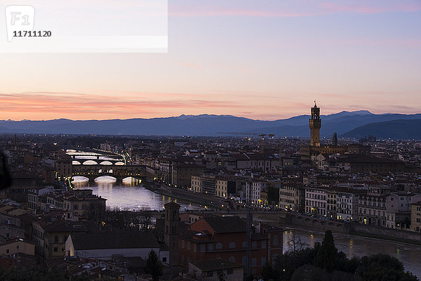taly  Florenz  Stadtbild mit Palazzo Vecchio bei Sonnenuntergang
