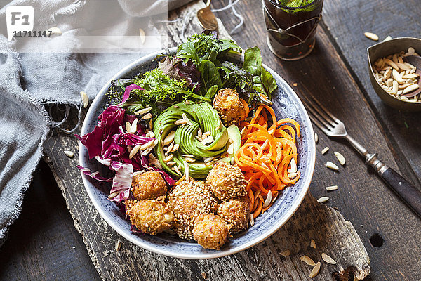 Regenbogen-Salatschüssel mit Karotten  Salat  Avocado  Hirse-Falafel und marokkanischem Minztee