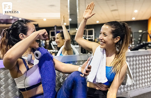 Zwei Frauen haben Spaß nach dem Training im Fitnessstudio