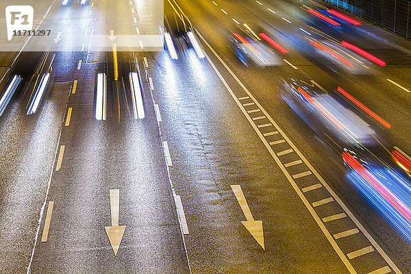 Verkehr auf der Bundesstraße bei Nacht