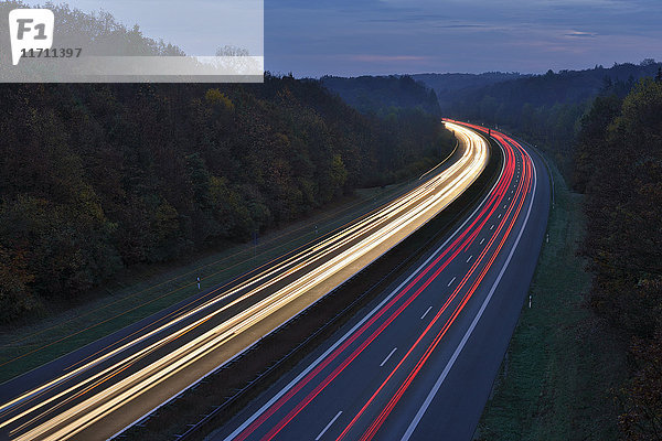 Deutschland  Bayern  Ampelpfade auf der Autobahn bei Dämmerung